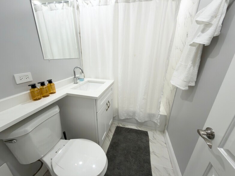 Bath - 952 N Hoyne Ave