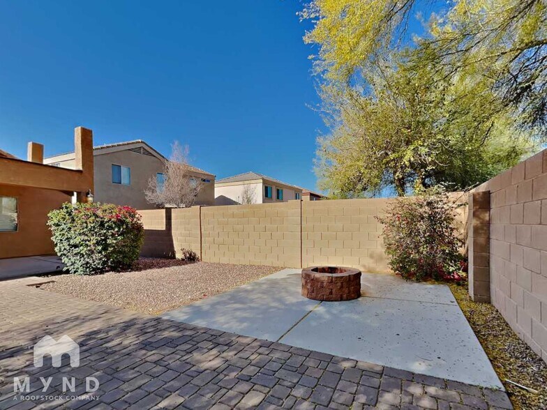 Building Photo - 12418 W Valentine Ave