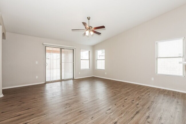 Building Photo - 39812 N Vincenza St