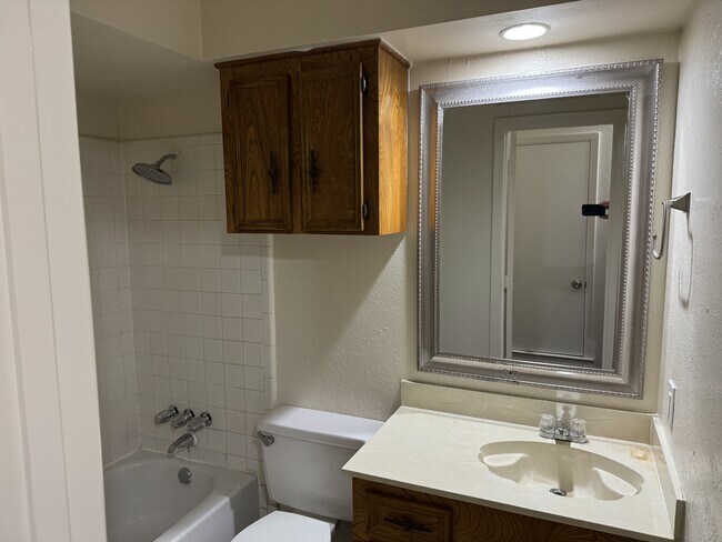 Building Photo - 905 Bluebird Dr