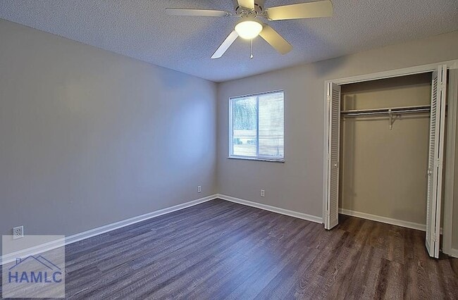 Building Photo - 910 Brett Dr