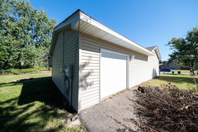 Building Photo - 8001 Vincent Cir N