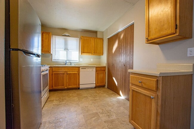 Building Photo - Ranch Style 4 Bedroom / 1.5 Bath Home