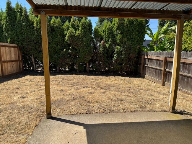 Building Photo - Large single level 2-bedroom/1 bath duplex in Springfield!