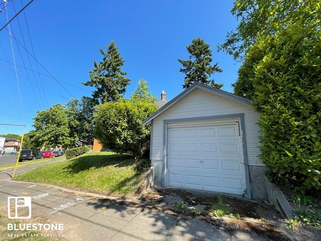 Building Photo - 1204 NE Dekum St