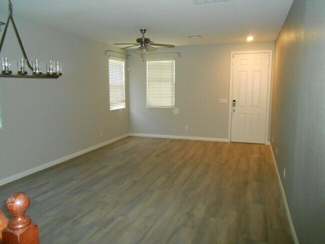 Building Photo - Beautiful Spacious Home in Mountains Edge
