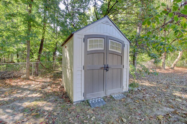 Building Photo - 554 Roselawn Dr
