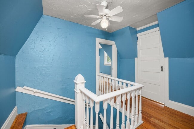 Building Photo - Centrally Located Home With Unbelievable C...