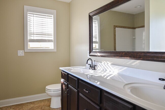 Building Photo - 3640 Fox Tail Dr