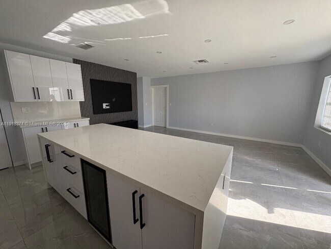 Building Photo - 6865 SW 42nd St