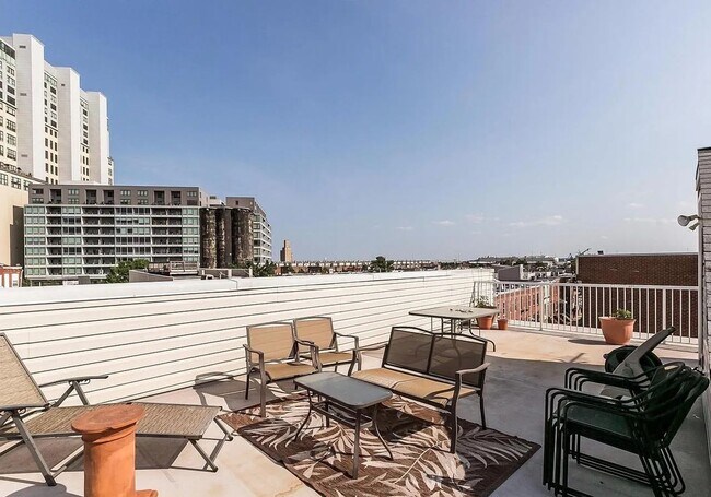 Building Photo - 3BR/4BA End-Unit Townhome with Rooftop Dec...