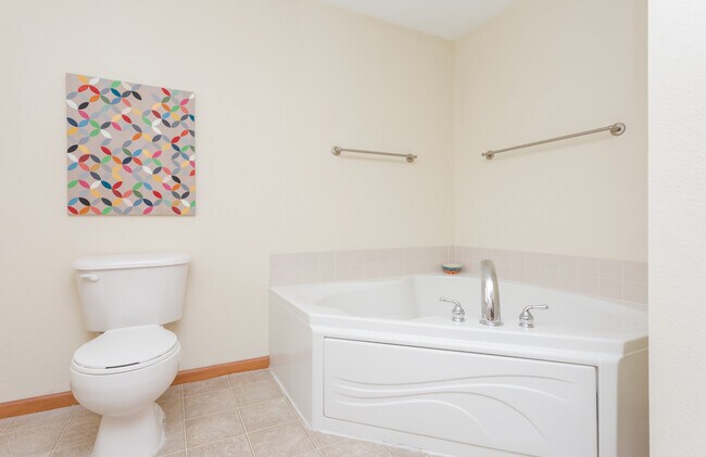 Building Photo - Large 4 bedroom with office space, Springf...