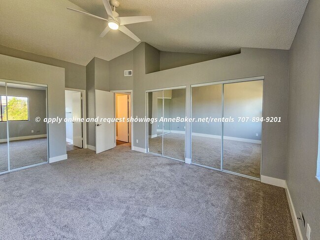 Building Photo - Newly Updated - New Appliances, Flooring, ...