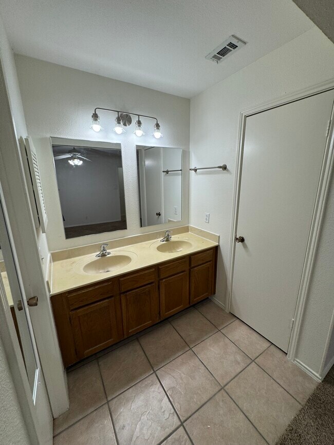 Building Photo - 9538 Cloverdale