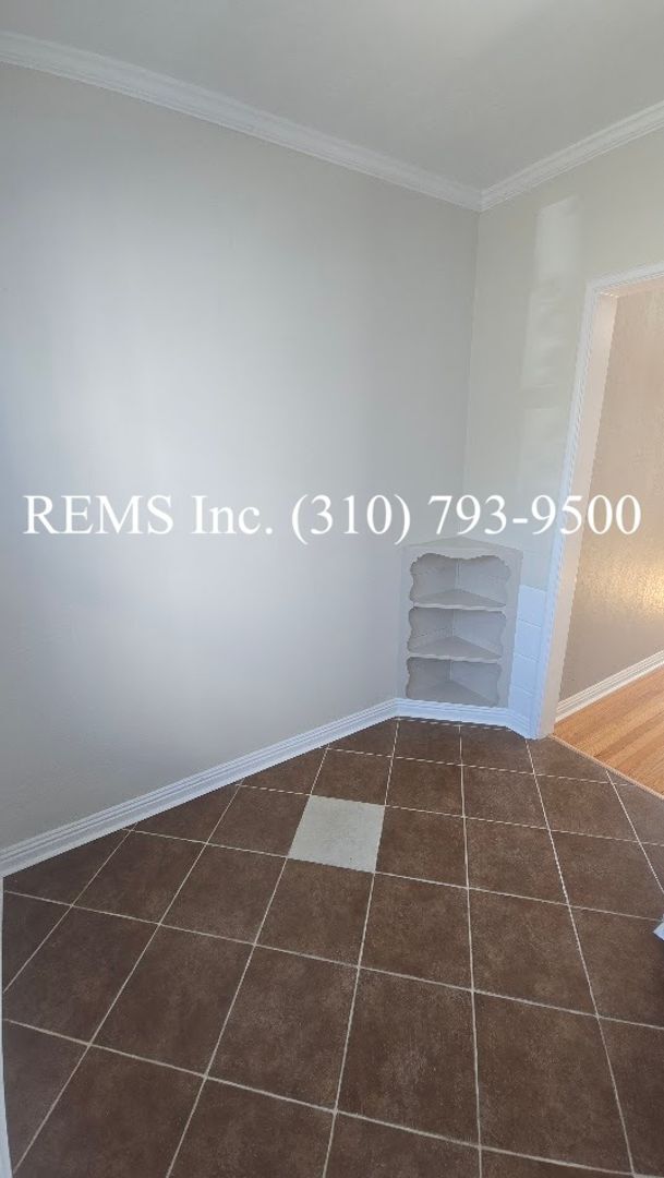 Building Photo - Renovated Upstairs Apartment with Parking