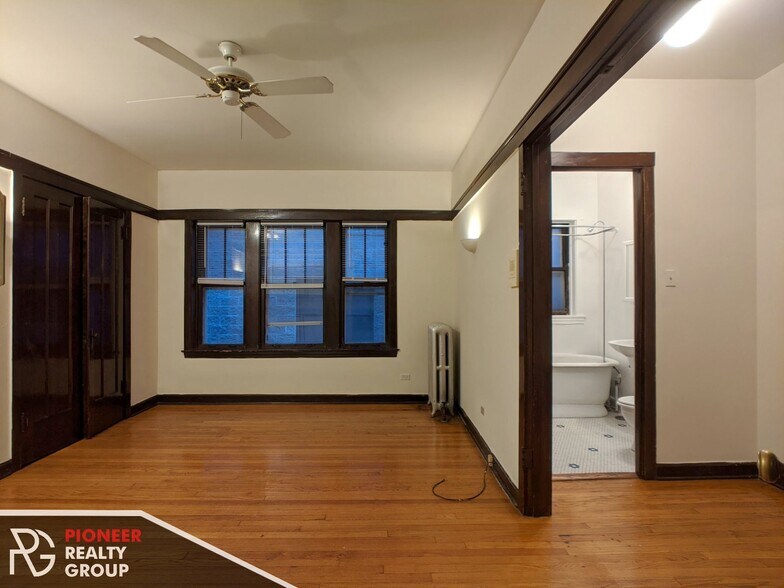 Building Photo - 820 W Waveland Ave