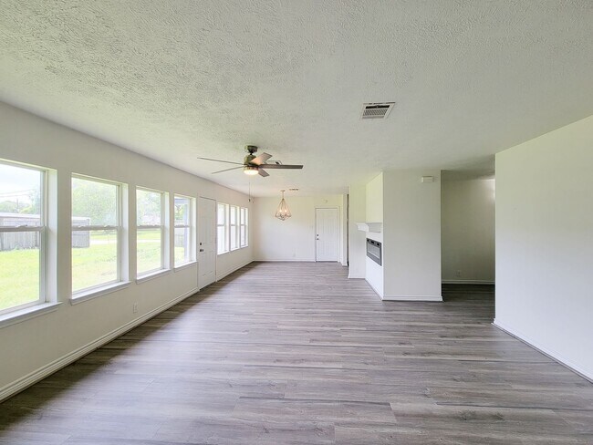 Building Photo - This fully renovated 3-bedroom, 2-bath home features a modern kitchen, large master suite with a ...