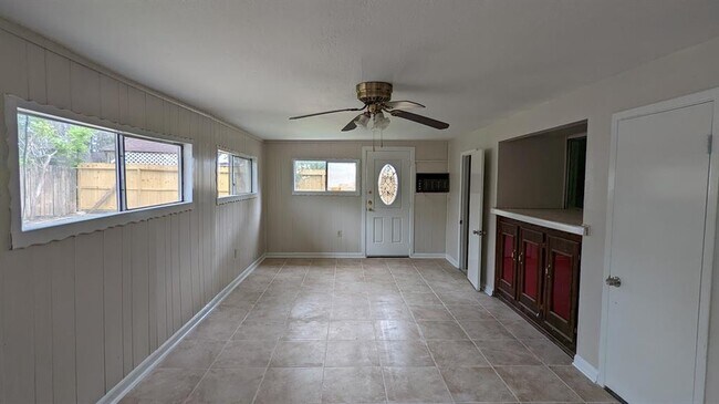 Building Photo - 6815 Moss Oaks Dr