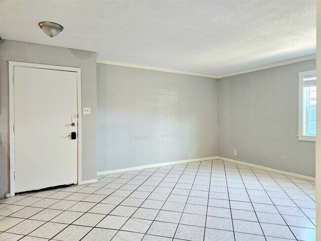 Building Photo - 1109 Broadway Avenue J