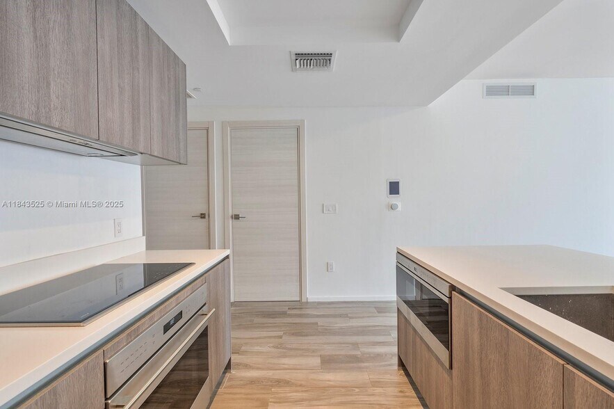 Building Photo - 801 S Miami Ave