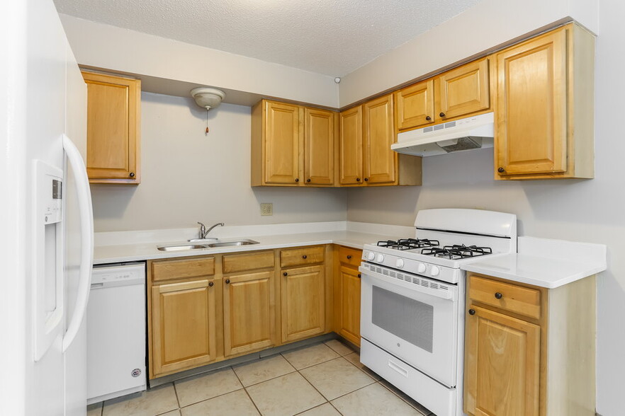 Building Photo - 2400 Lisbon Dr