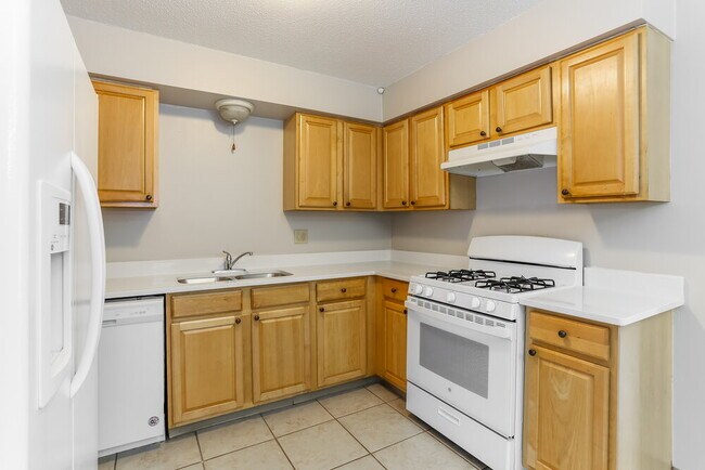 Building Photo - 2400 Lisbon Dr