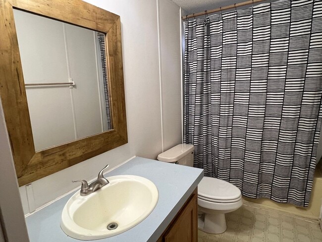 Building Photo - 3 Bed, 2 Bath, Detached Building on 10 Acres!