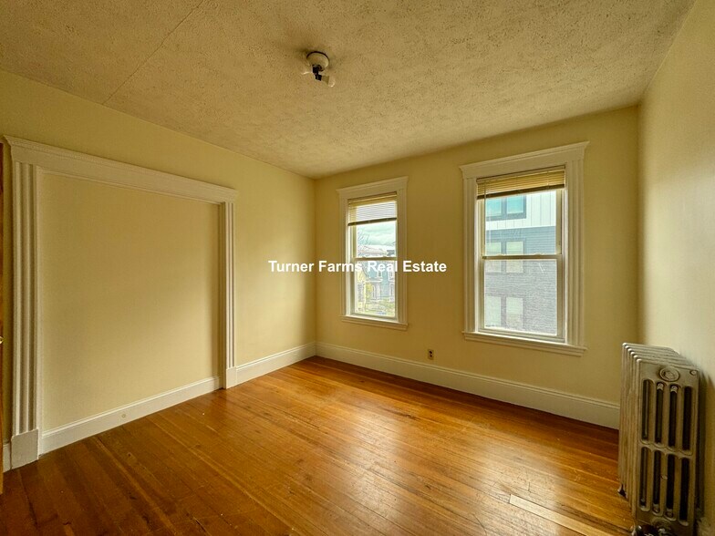 Building Photo - 144 Hillside St