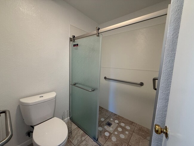 Building Photo - Get $400 Off Your 1st Month's Rent