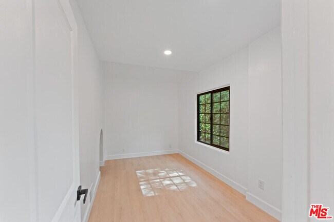 Building Photo - 1800 Benedict Canyon Drive