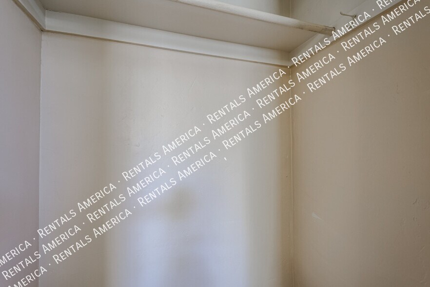 Building Photo - 2911 E Flower St