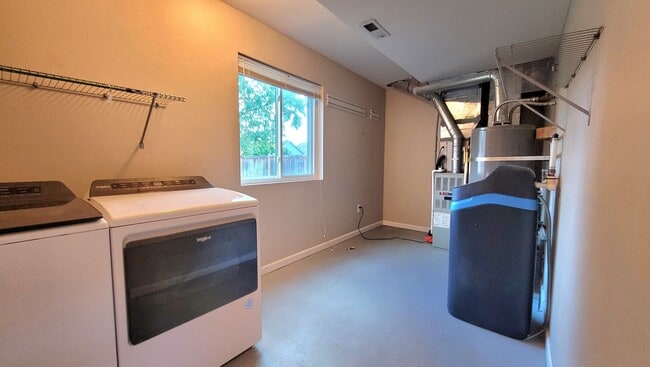 Building Photo - Gorgeous Split Level with Fenced Backyard