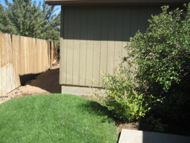 Building Photo - **1/2 OFF 1st Month!!** Great SW Bend Home Close To The Old Mill!