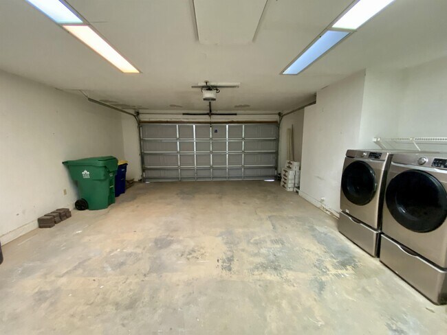 Building Photo - 1018 Spring Landing Dr