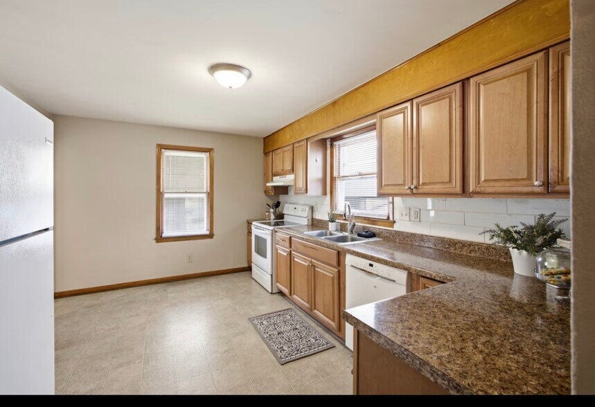 Building Photo - 1021 E 23rd Ave