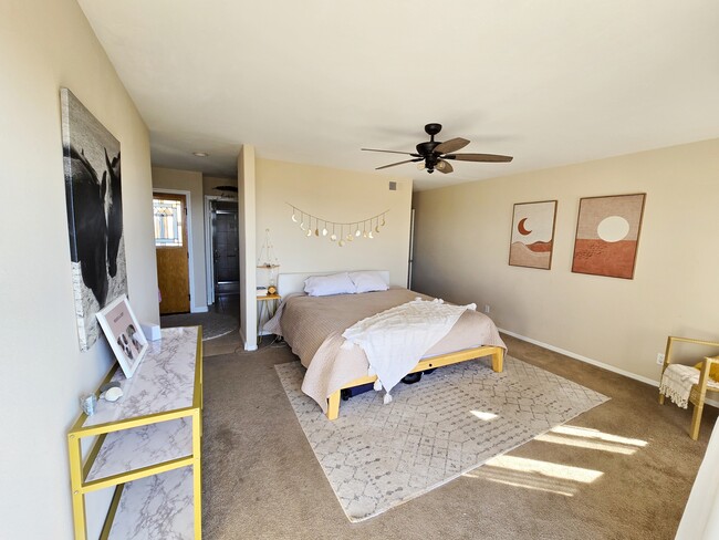 Building Photo - 2070 Oxford Ave