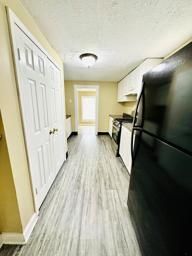 Building Photo - Updated FOUR bedroom home in South Louisville
