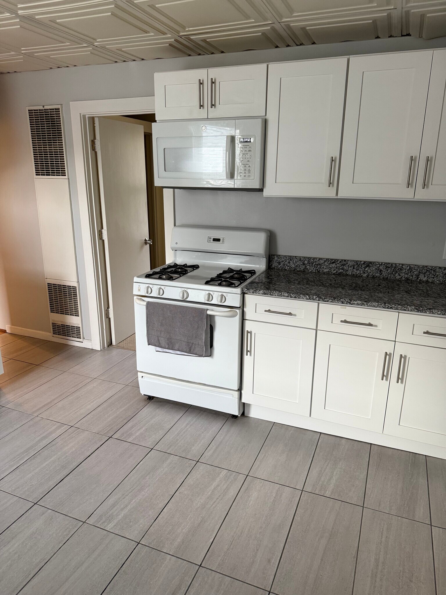 Building Photo - 3115 S Racine Ave