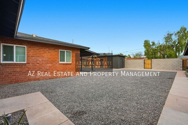 Building Photo - 1804 E Coronado Rd