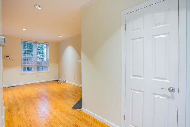 Building Photo - Beautiful 2 Bedroom, 2 Bathroom Historical Row Home