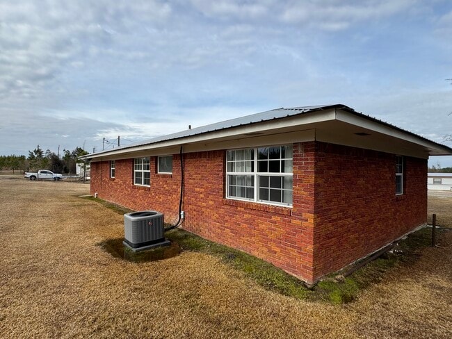Building Photo - 1043 MS-28