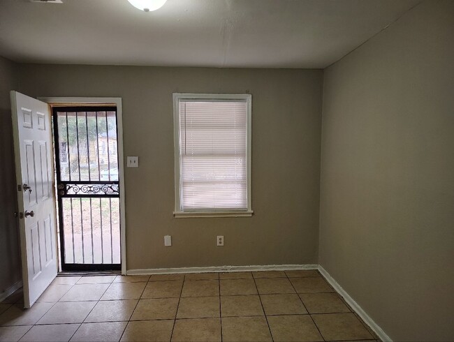 Building Photo - A rare find - 2 bathrooms! Move-in special...