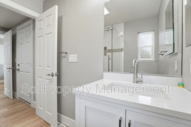 Building Photo - 15120 Venetian Way