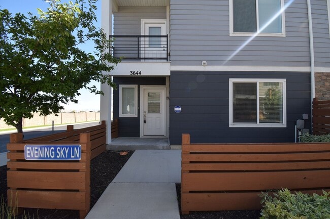 Building Photo - 4 Bed 3.5 Bath Sunny and Spacious South Jordan Corner-Lot Home with Views!