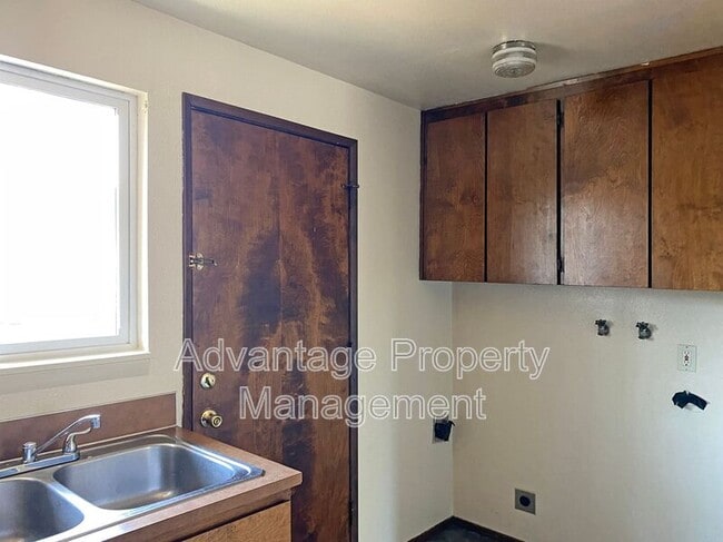 Building Photo - 588 NW Oak Ave