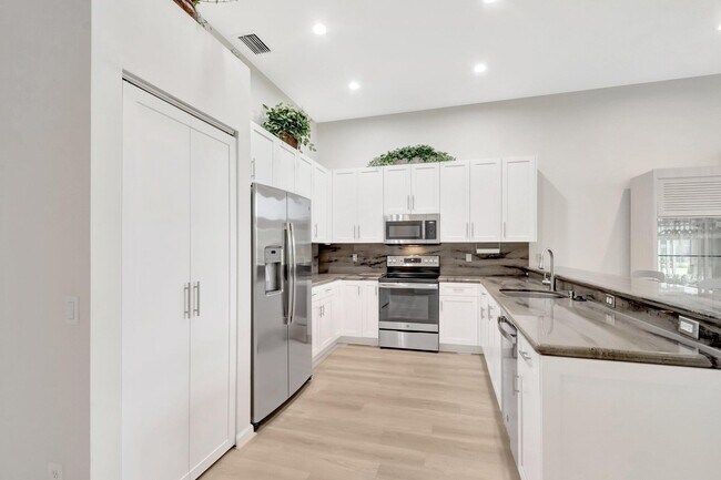 Building Photo - 7566 Pebble Shores Terrace
