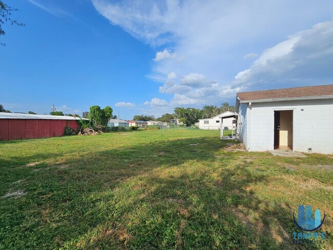 Building Photo - 4 Bedroom, 3 Bath HOUSE with a detached 1 Bedroom and 1 bath in Lakeland *MOVE-IN SPECIAL*