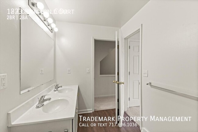 Building Photo - Luxury Updated 2 Bedroom Townhome