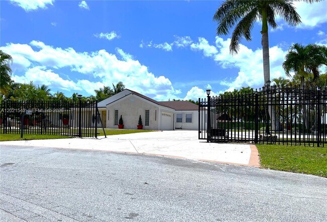 Building Photo - 15540 SW 156th Ave