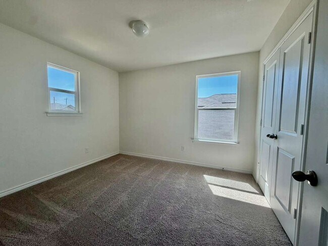 Building Photo - Modern Comfort Meets Style in Mariposa Manor